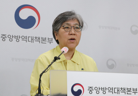 정은경 중앙방역대책본부장(질병관리청장)이 14일 오후 충북 청주시 질병관리청에서 열린 코로나19 국내 발생 현황 및 확진 환자 중간조사 결과 등 정례브리핑에서 국민건강영양조사에 대한 2차분 항체가 조사 결과를 발표하고 있다.   연합뉴스